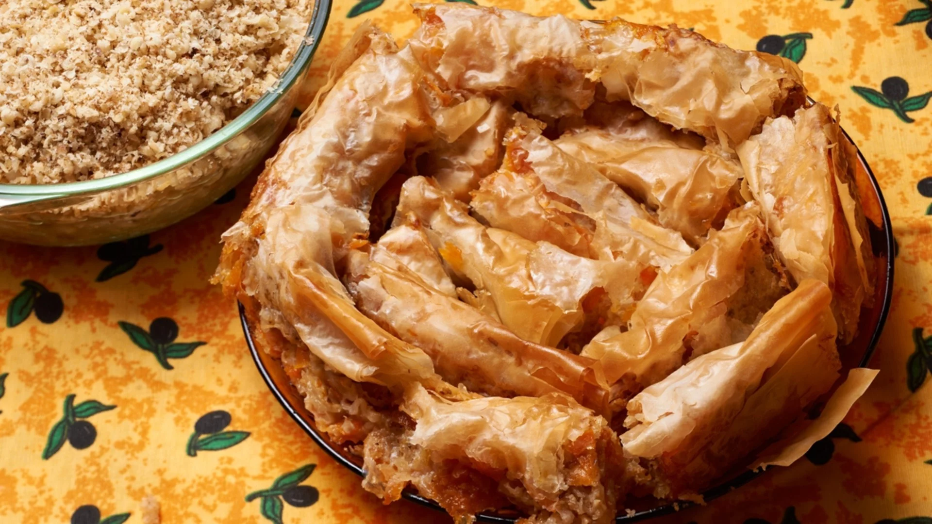 Баница с тиква и фурми – модерна версия на класическия тиквеник