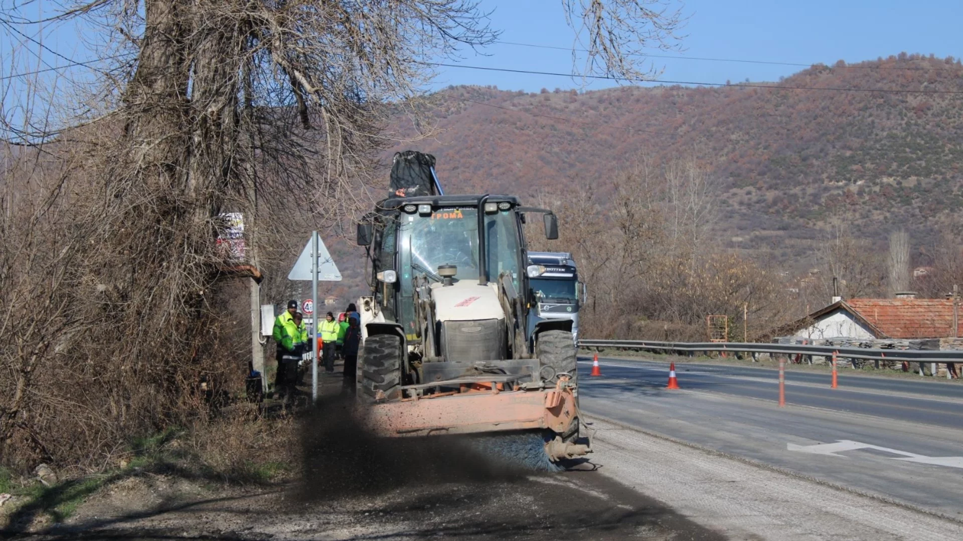 Ограничение на скоростта по АМ “Струма“, кърпят настилката