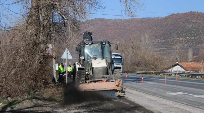Ограничение на скоростта по АМ “Струма“, кърпят настилката