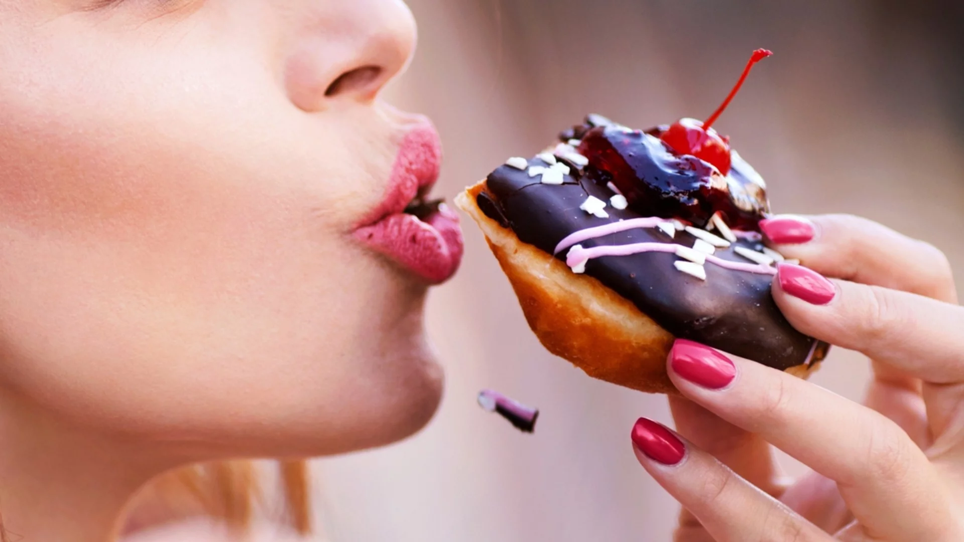 Защо апетитът ви се променя по време на цикъл и какво се опитват да ви кажат хормоните ви