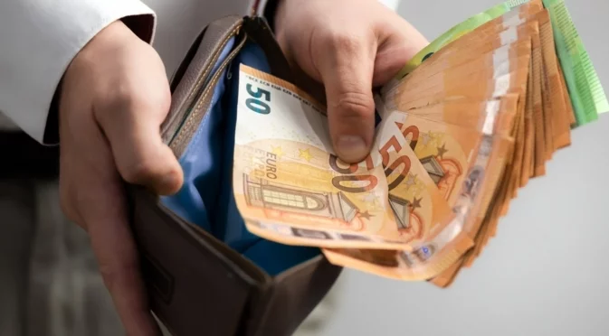 Старо поверие: Сложете това в портфейла си и той ще се напълни с пари