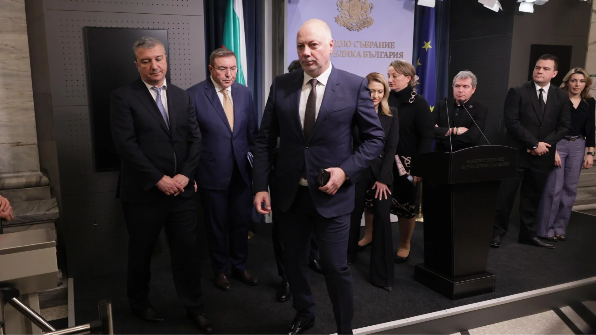 Парламентът гласува оставката на кабинета "Желязков"