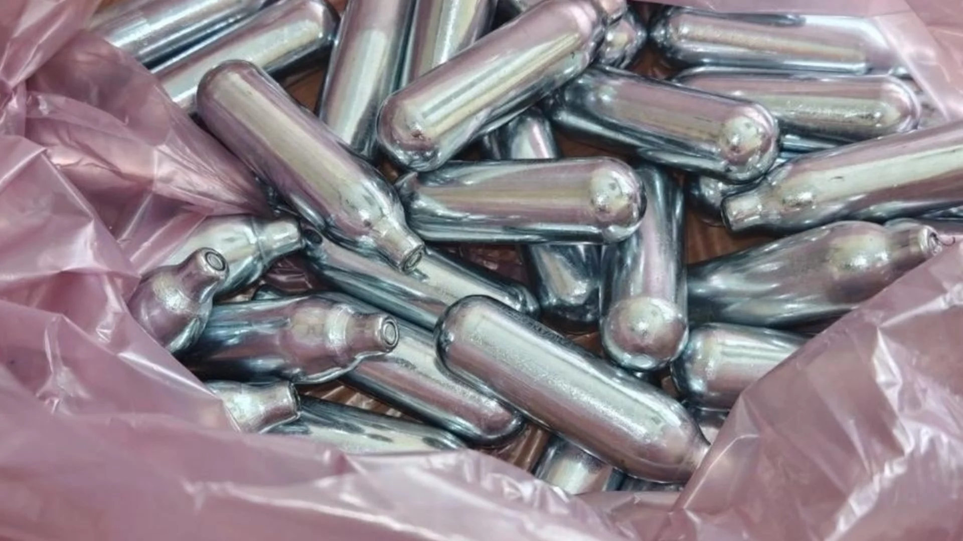 Френски министър иска райският газ да се счита за наркотик