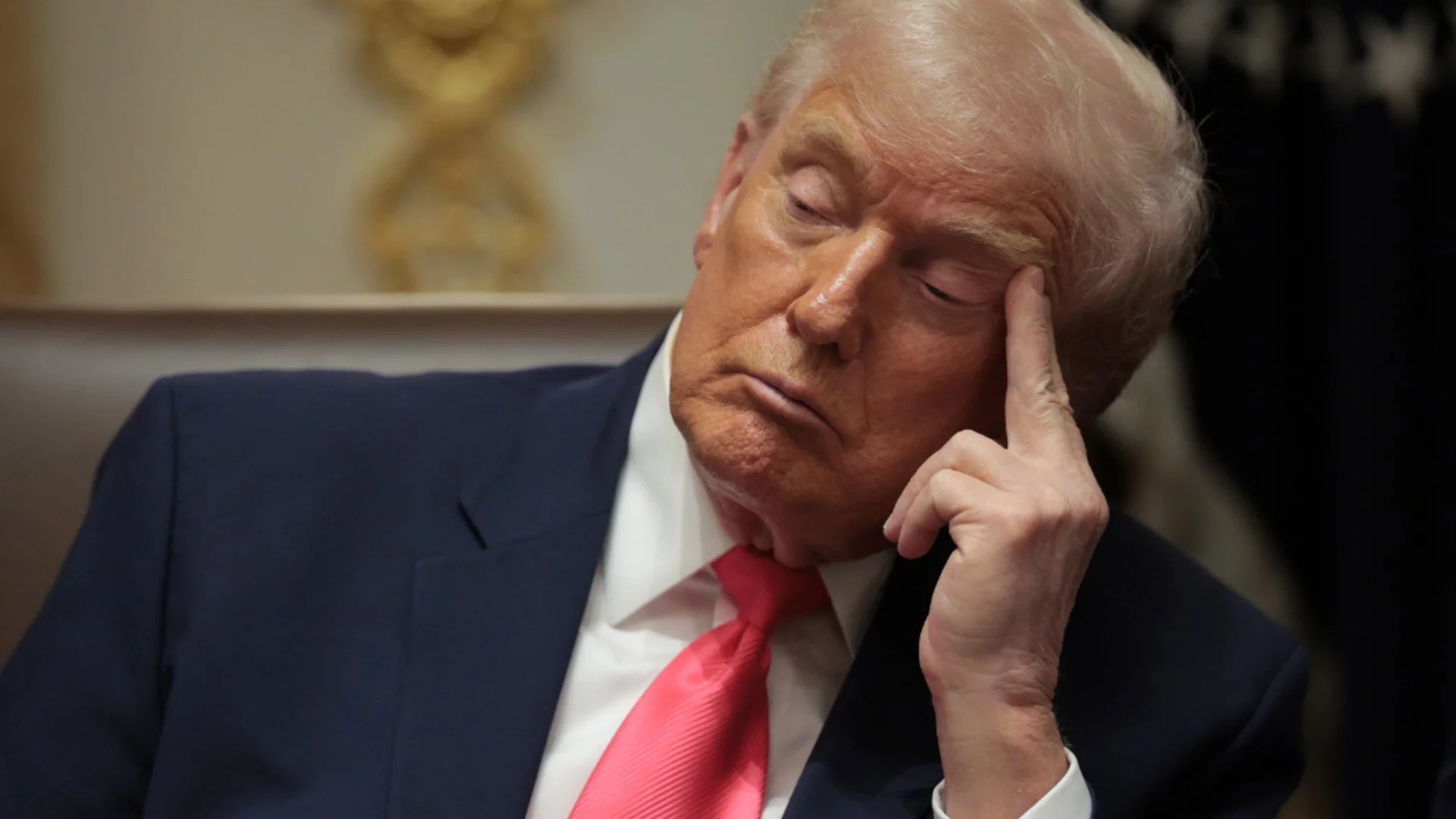 Защо Украйна няма карти? Защото САЩ постоянно й ги взема и й дава обвивки от бонбони