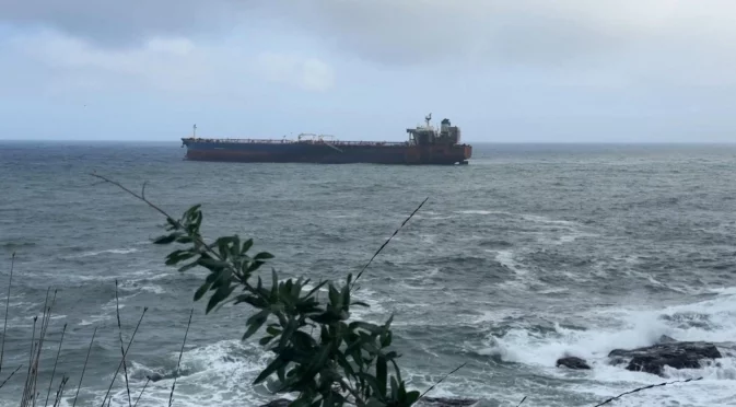 В ход е операцията за изтегляне на танкера "Кайрос"