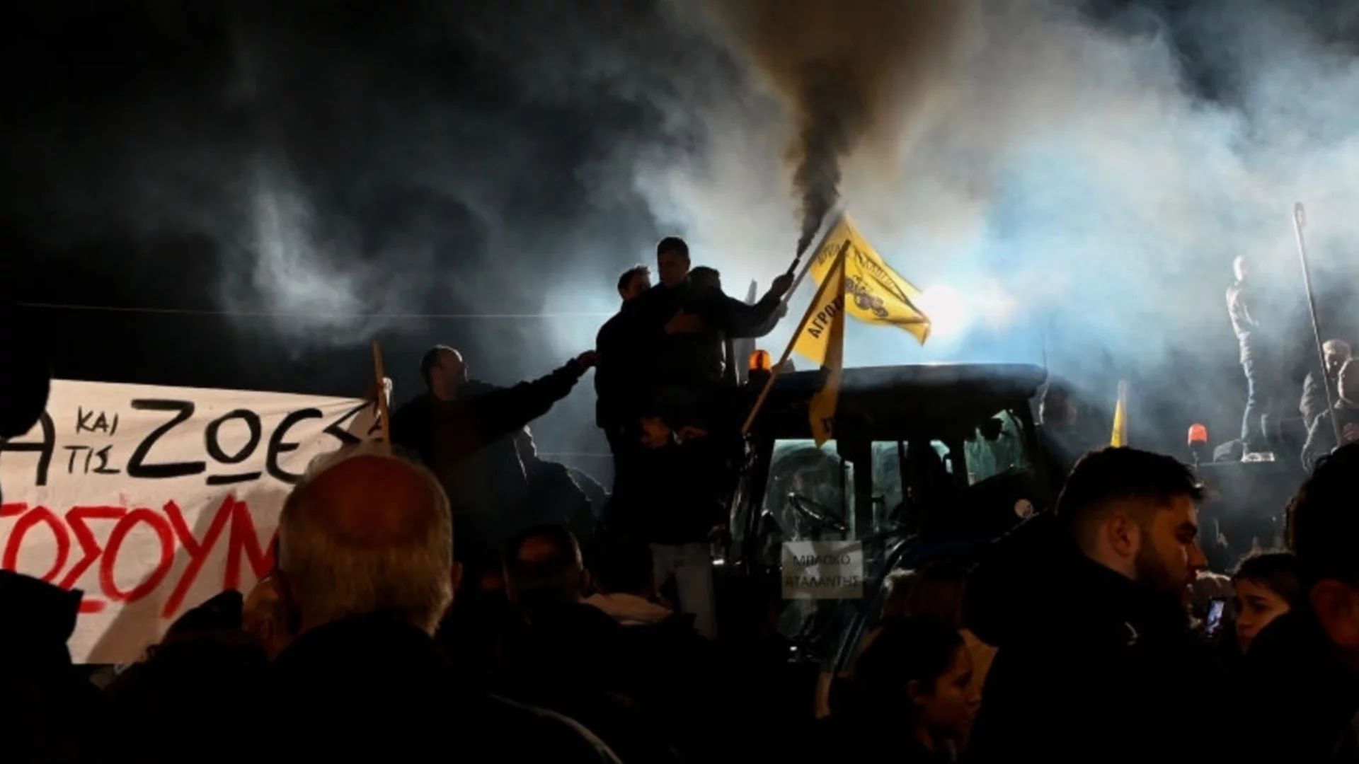 Гръцките фермери отказаха преговори с правителството, блокадите няма да паднат