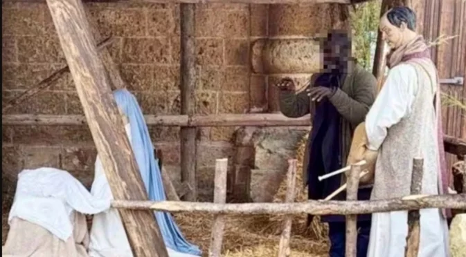 Мигрант от Африка се опита да избяга от полицията, преструвайки се на статуя в Рождественска сцена