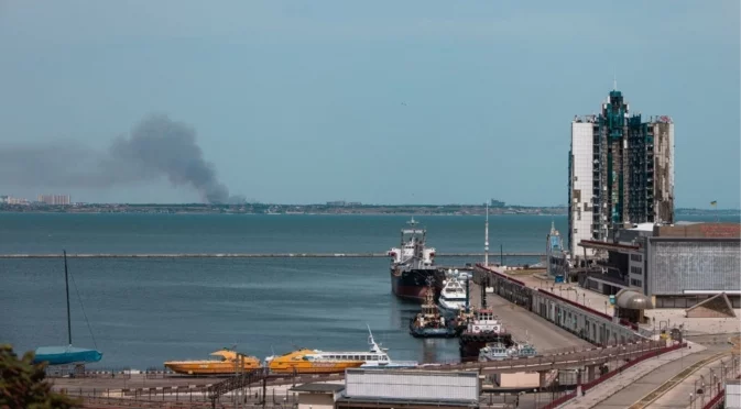 Русия удари турски кораби в Одеса, Украйна отговори с атака по петролна рафинерия (ВИДЕО)
