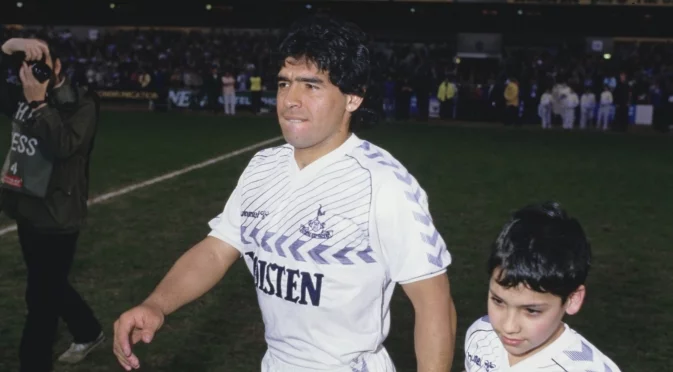 Как Марадона игра за тим от Висшата лига за 1 мач и му се наложи да ползва бутонки назаем (ВИДЕО)