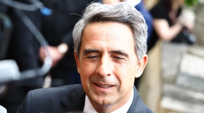 "Правителствата се свалят в София, но се избират в страната": Плевнелиев за протестите и оставката