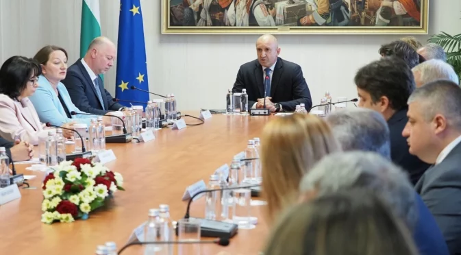 Капанът на Конституцията: Кой остана да управлява държавата?