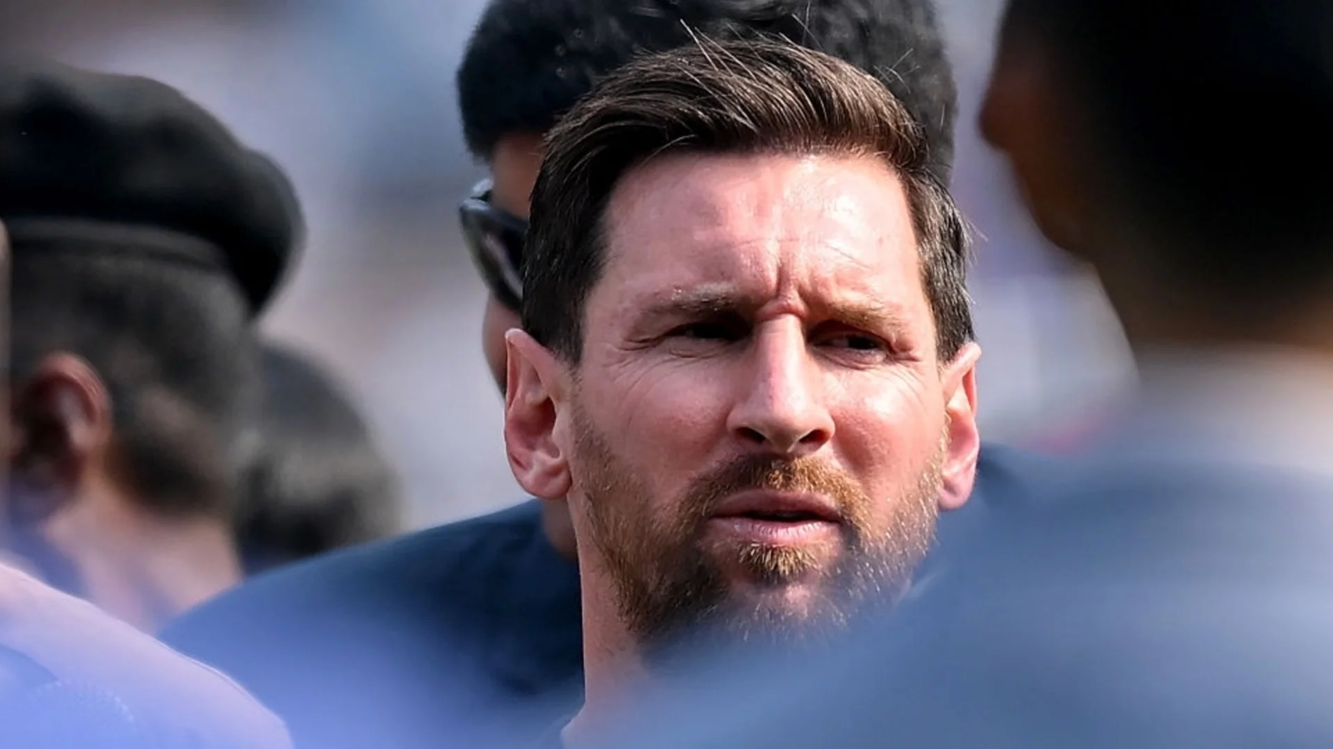 Любовта стана омраза: Защо 85 000 души въстанаха по време на визитата на Меси (ВИДЕО)