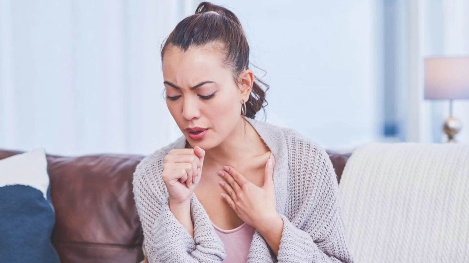 Синдромът на коледната елха: Кашлица, кихане и парене в очите