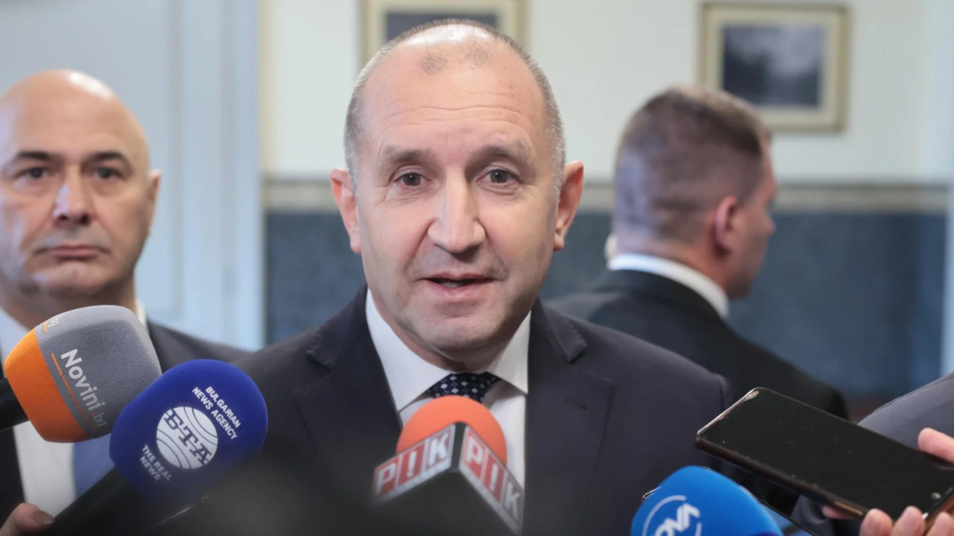 Конституционалист: Ако Радев реши да прави партия, трябва да подаде оставка и Конституционният съд да я одобри