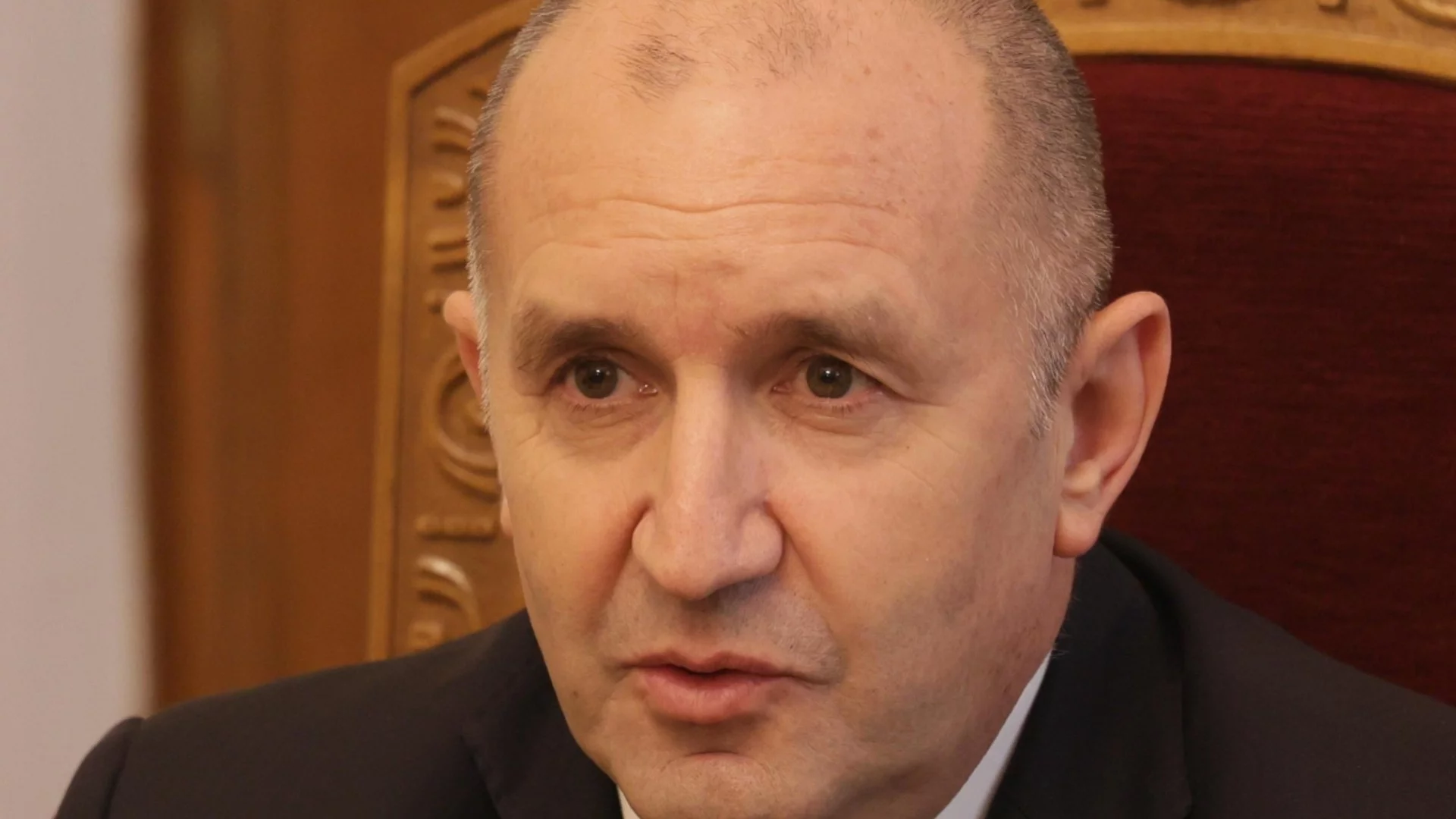 Радев дава заден за партия: От "ще го направя, когато най-малко очаквате" до "аз не говоря за такава"