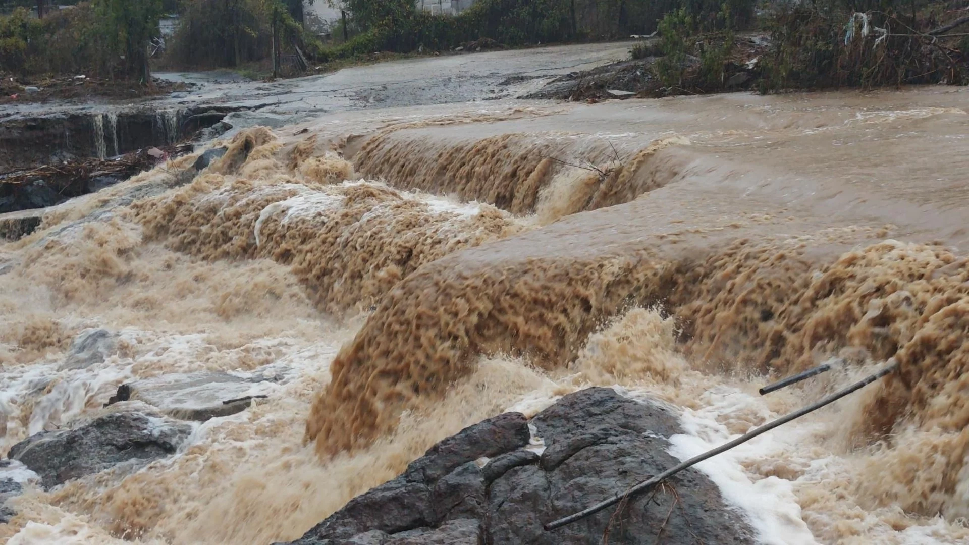 Жертвите от наводненията в Мароко се увеличават (ВИДЕО)