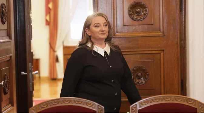 Единственият генерал в политиката, за който работя, знае кога е време за мъже и кога е време за жени