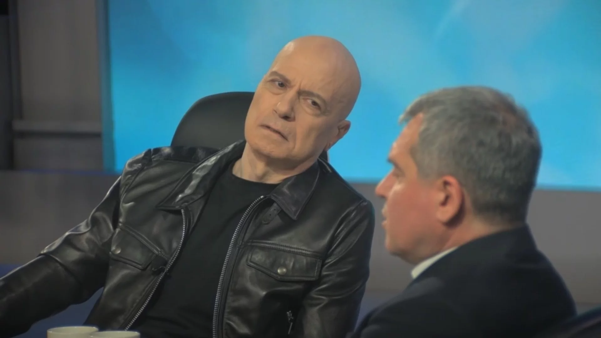 Не сме в кръчмата и в "Шоуто на Слави": По масата тропаме само ние!