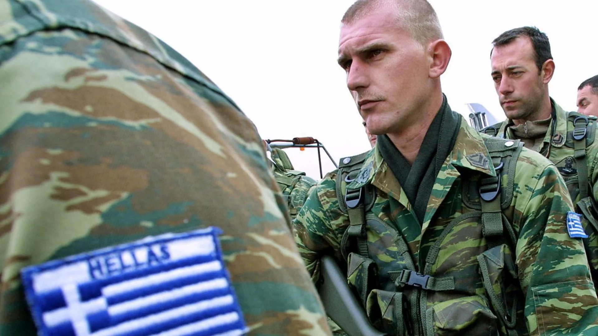 Наша съседка стяга военната служба: Вече младежите няма да могат да се укриват