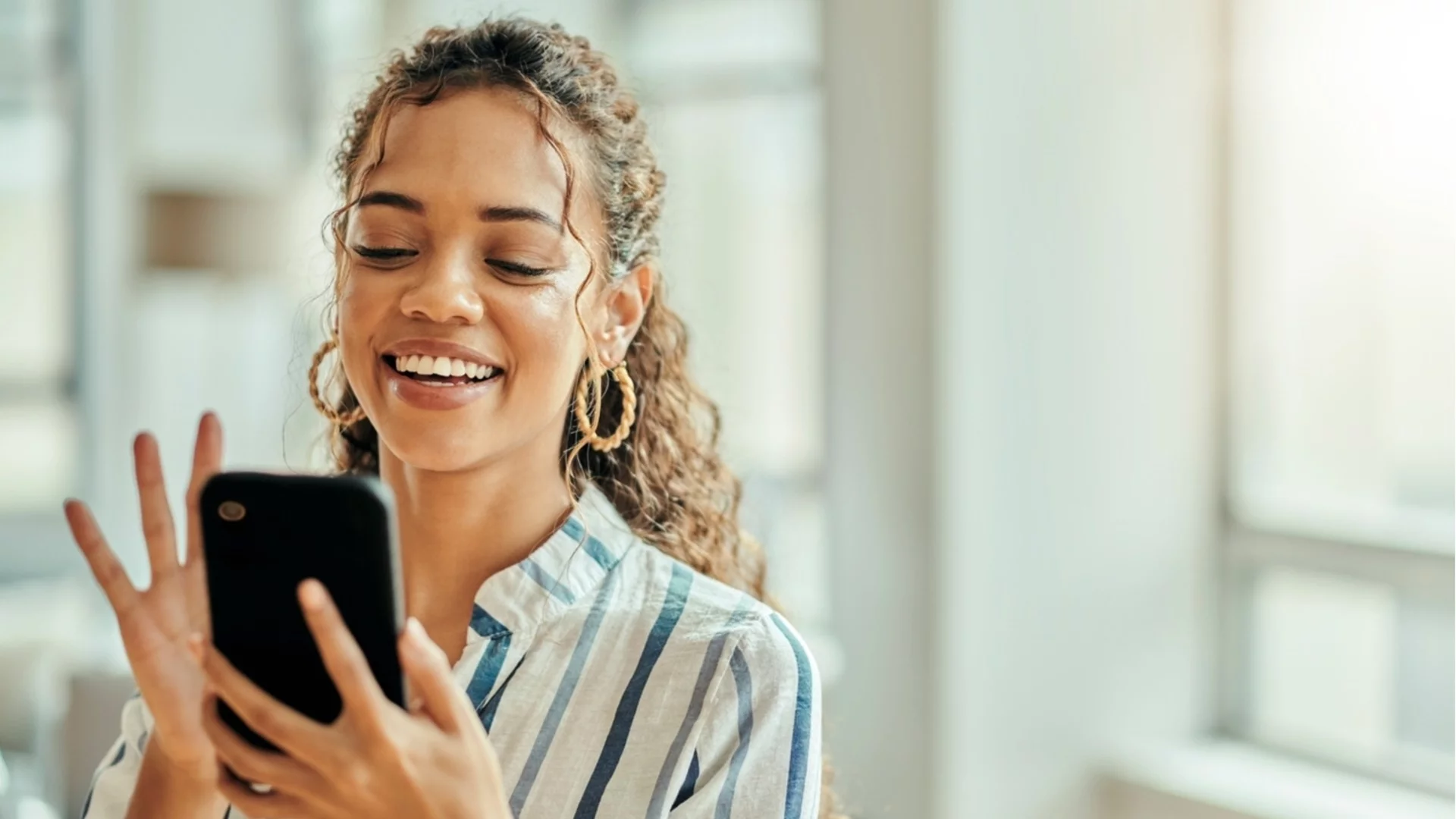 Какво издава начина, по който човек държи телефон или чаша