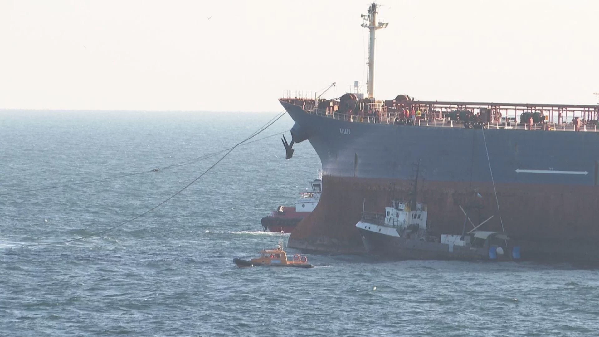 Влекачи вече дърпат танкера "Кайрос" към Бургаския залив (ВИДЕО)