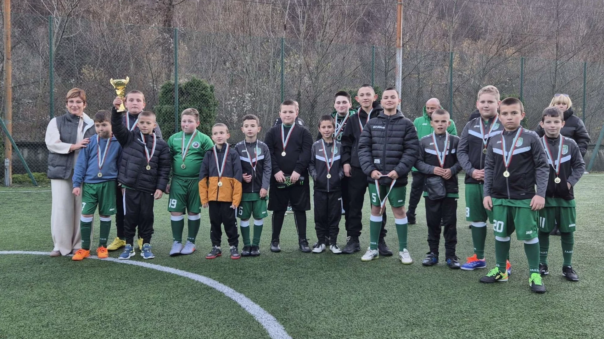 Кметът на Тетевен награди участниците в Коледния турнир по футбол за деца