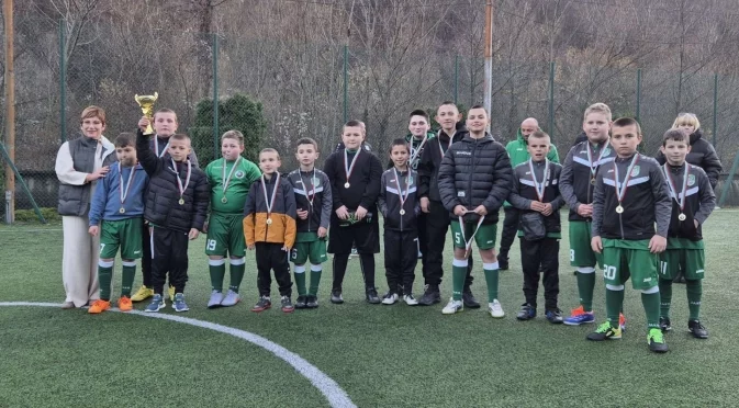 Кметът на Тетевен награди участниците в Коледния турнир по футбол за деца