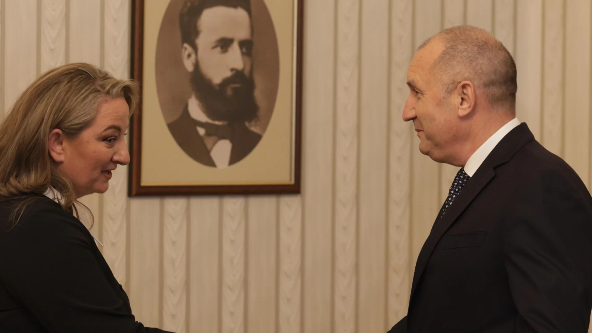 "Отсрамихте мъжете" и "президентството - най-голямата партийна централа": Радев и Сачева с хапливи реплики един към друг