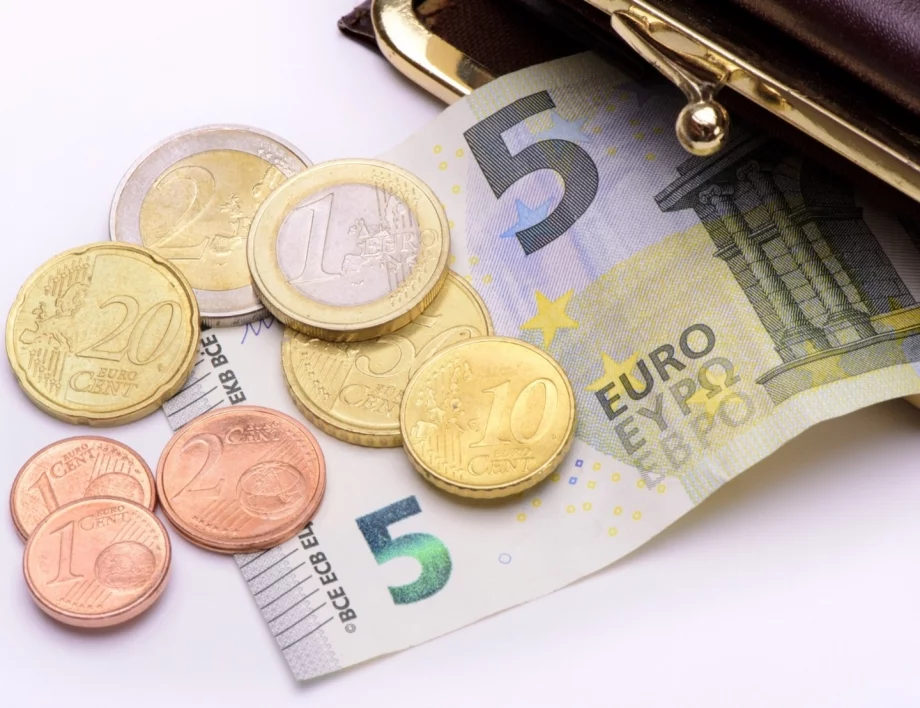 Еврото идва: Заплати нагоре само за частния сектор, държавният чака