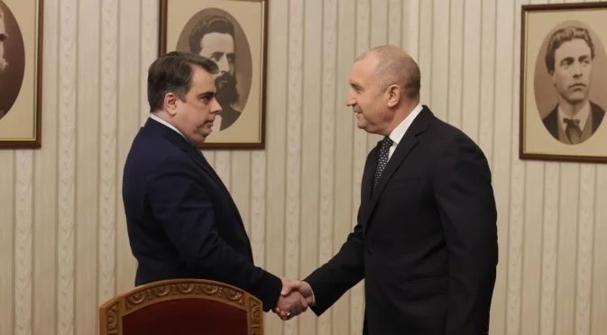 "С президент или конкурент говорим": Радев и ПП-ДБ единодушни за машинното гласуване, охраната на Пеевски и бюджет