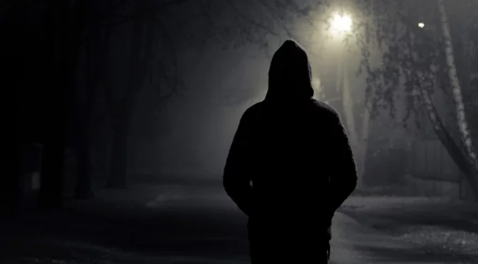 Психично болен тормози столичен квартал – напада жени, пребил и майка си