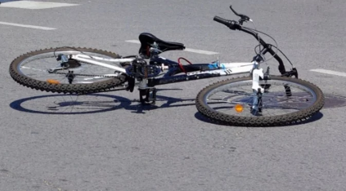 Велосипедист с опасност за живота, блъснал се в каравана