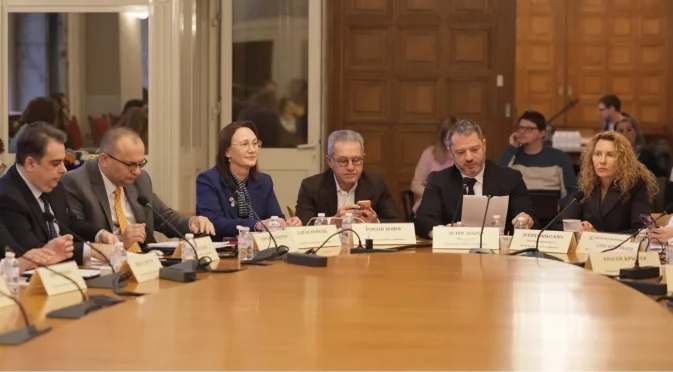 Удължителният закон със "замразените" заплати мина през комисия