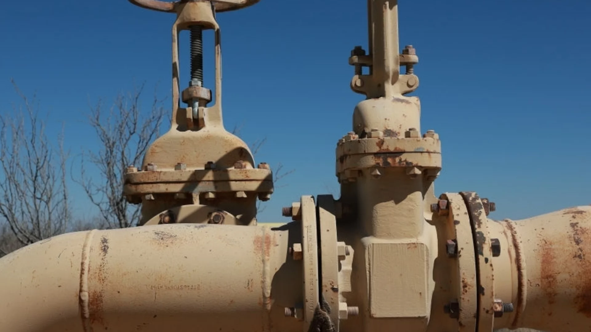 Обрат в цената на петрола заради мирните преговори и новини от Китай