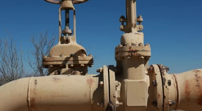 Обрат в цената на петрола заради мирните преговори и новини от Китай