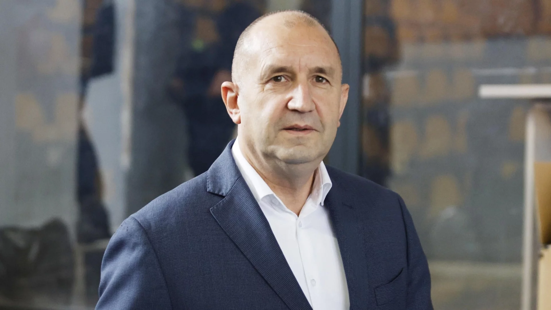 Конституционният съд ще се занимава с отнетите правомощия на Радев в службите