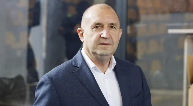 Конституционният съд ще се занимава с отнетите правомощия на Радев в службите