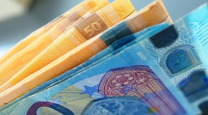 Курсът на еврото към долара е невиждан от месеци