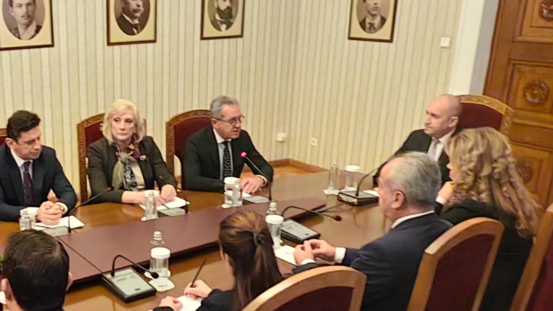 Радев и хората на Пеевски на едно мнение за спекулата и с критика към кабинета "Желязков"