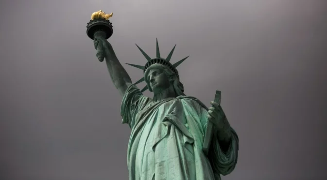 Статуята на свободата падна, но не тази в Ню Йорк (ВИДЕО)