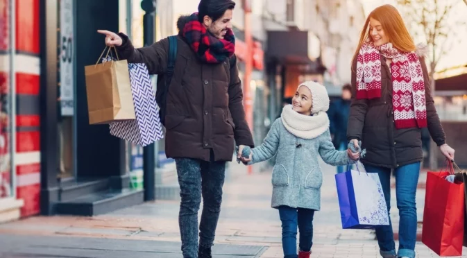 Как българите разпределят коледния си бюджет: Проучване