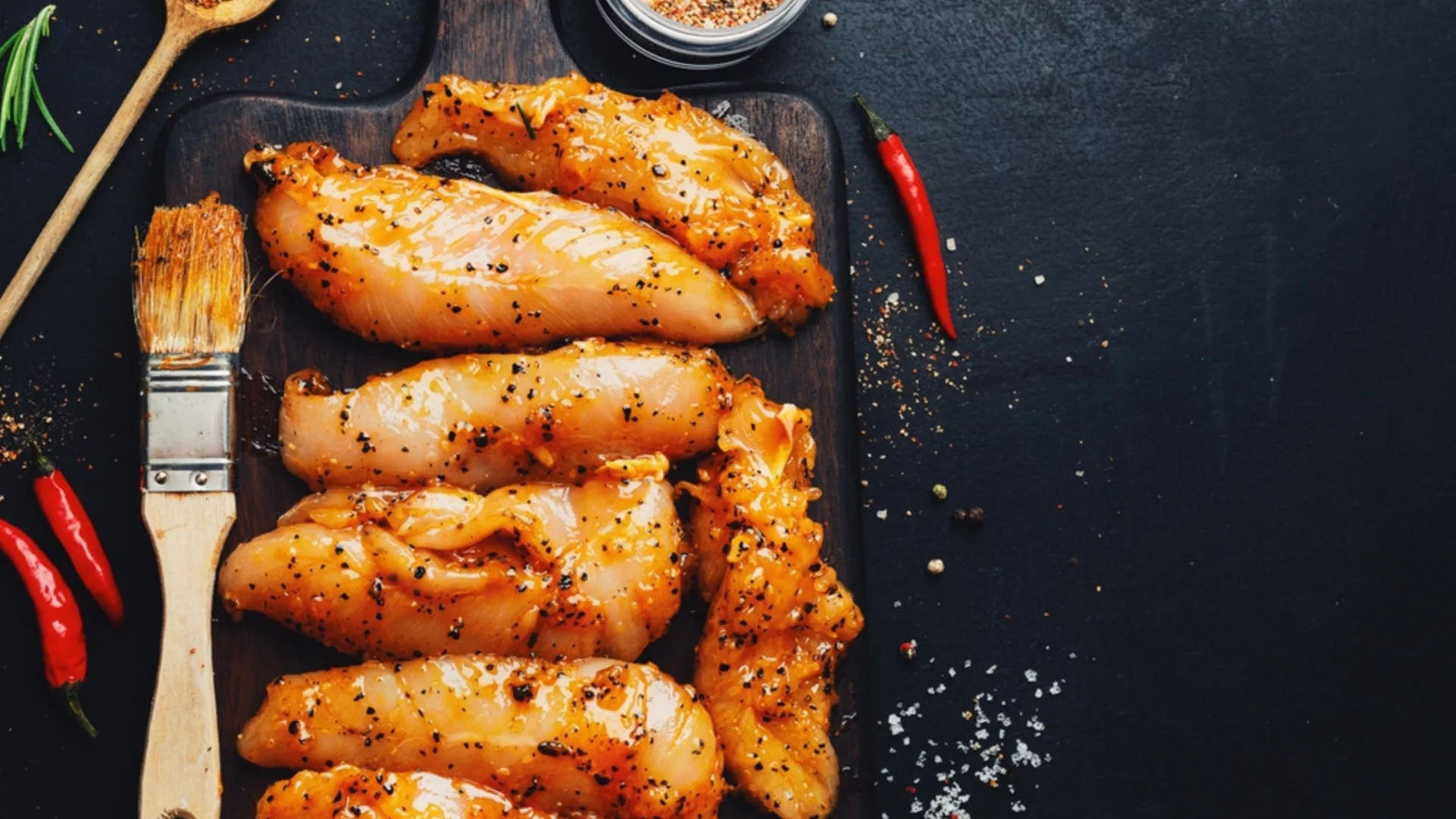 Не само лимонов сок: Този сок прави пилешкото още по-сочно и със златиста коричка