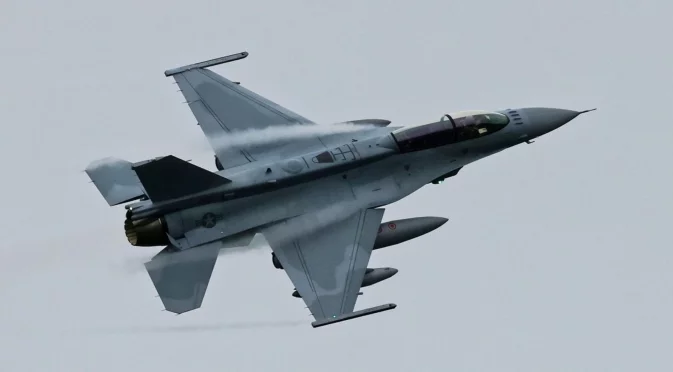 Първият договор е изпълнен: България вече има 8 изтребителя F-16 (СНИМКИ)