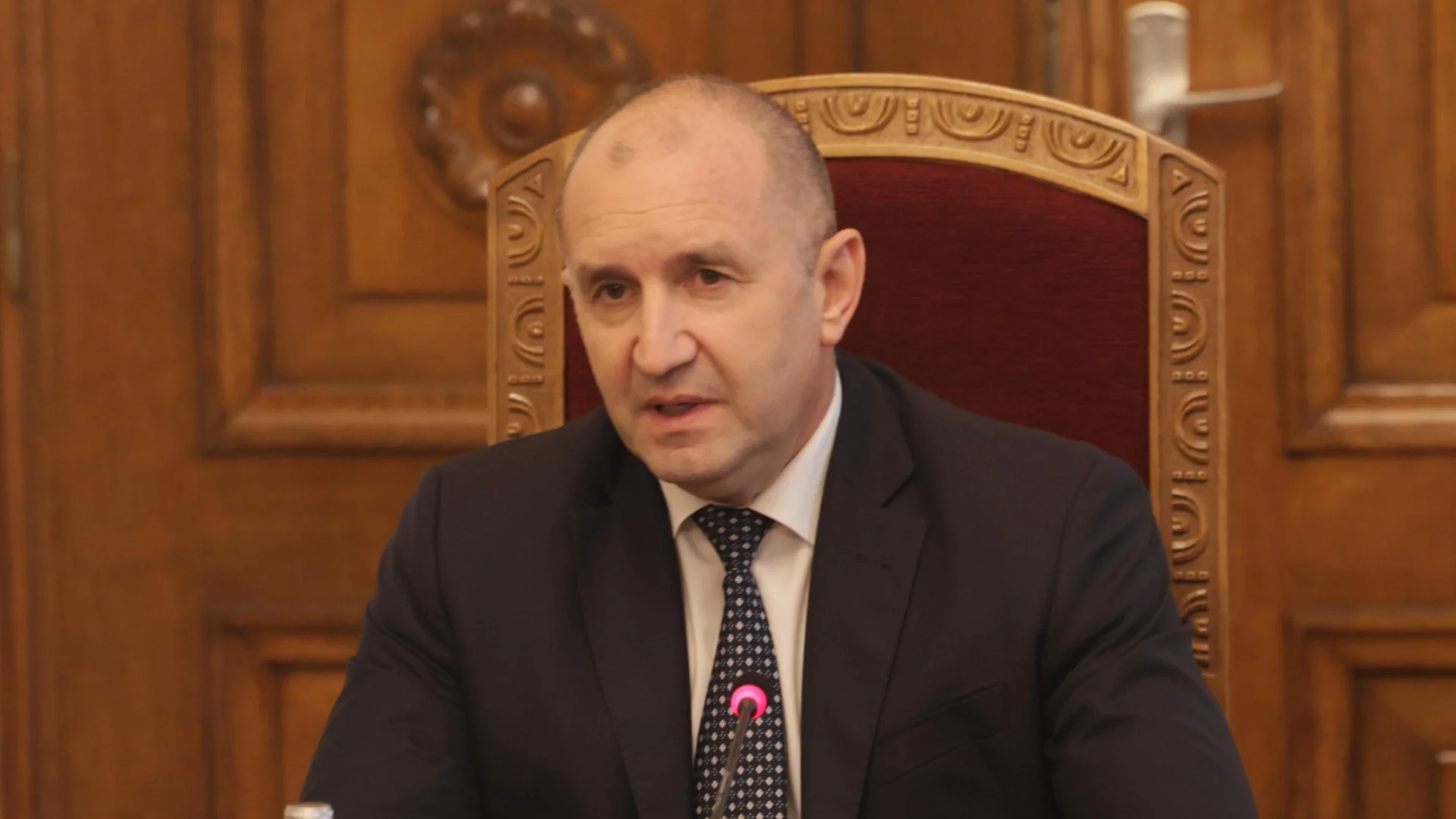 Пари, валути и смъртни печати: Костадинов юрка президента да говори с ЕК за отлагане на еврото