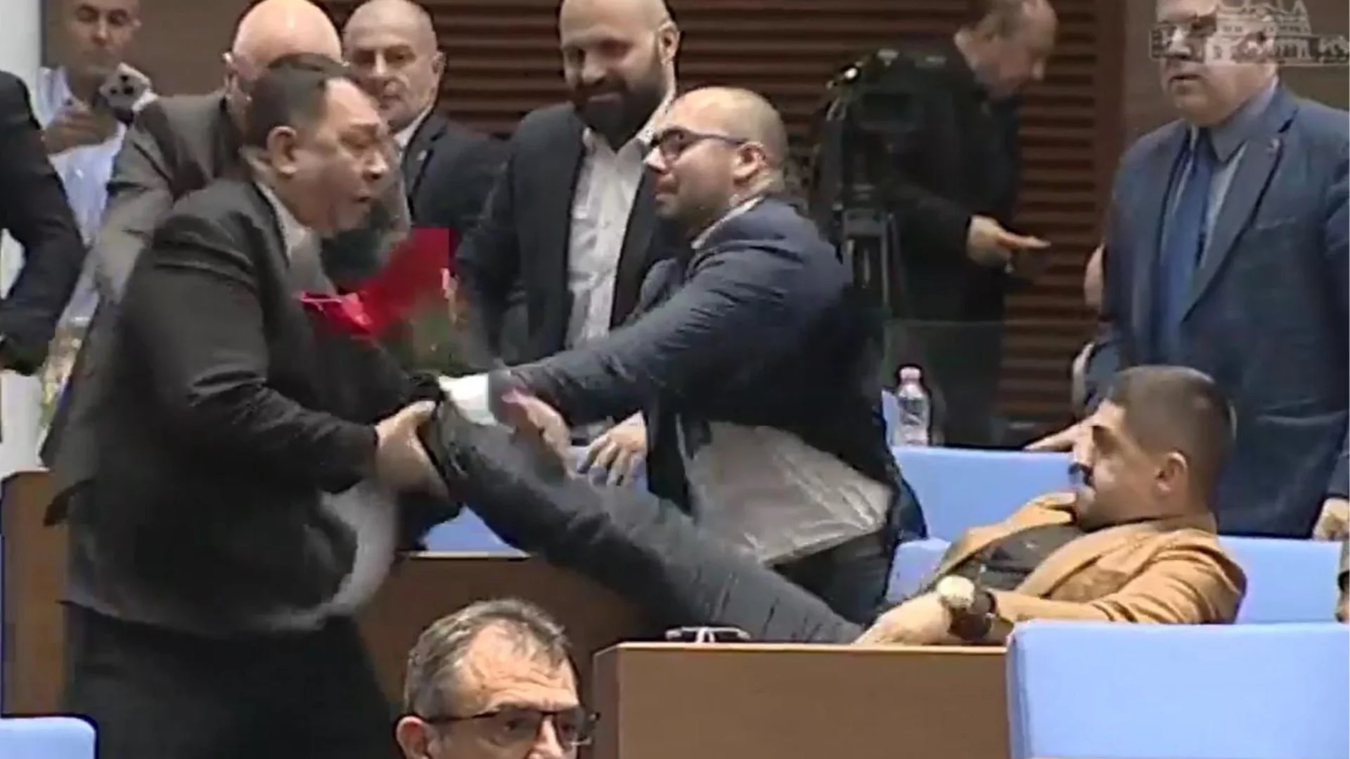 Бой в парламента: Радостин Василев и депутат на Пеевски се ритат (ВИДЕО)