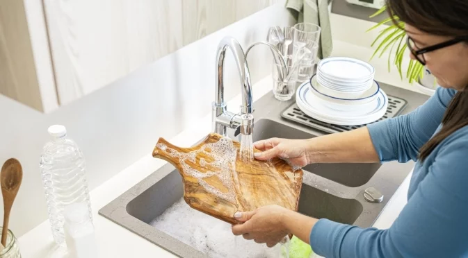 Как да премахнем миризмата на чесън от дървена дъска за рязане