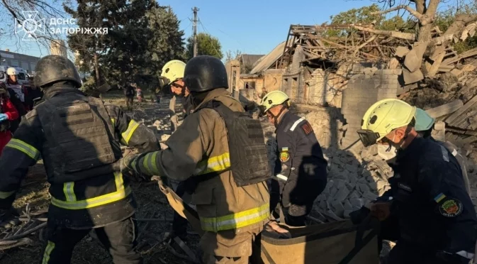 Русия порази жилищни сгради в Запорожие с управляеми бомби, може да има хора под развалините (ВИДЕО)