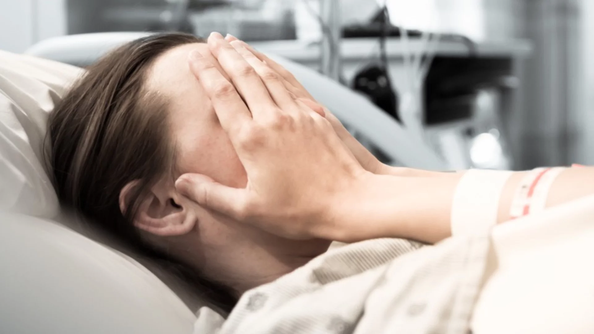 Обвинена в насилие лекарка подаде иск срещу родилка  (ВИДЕО)