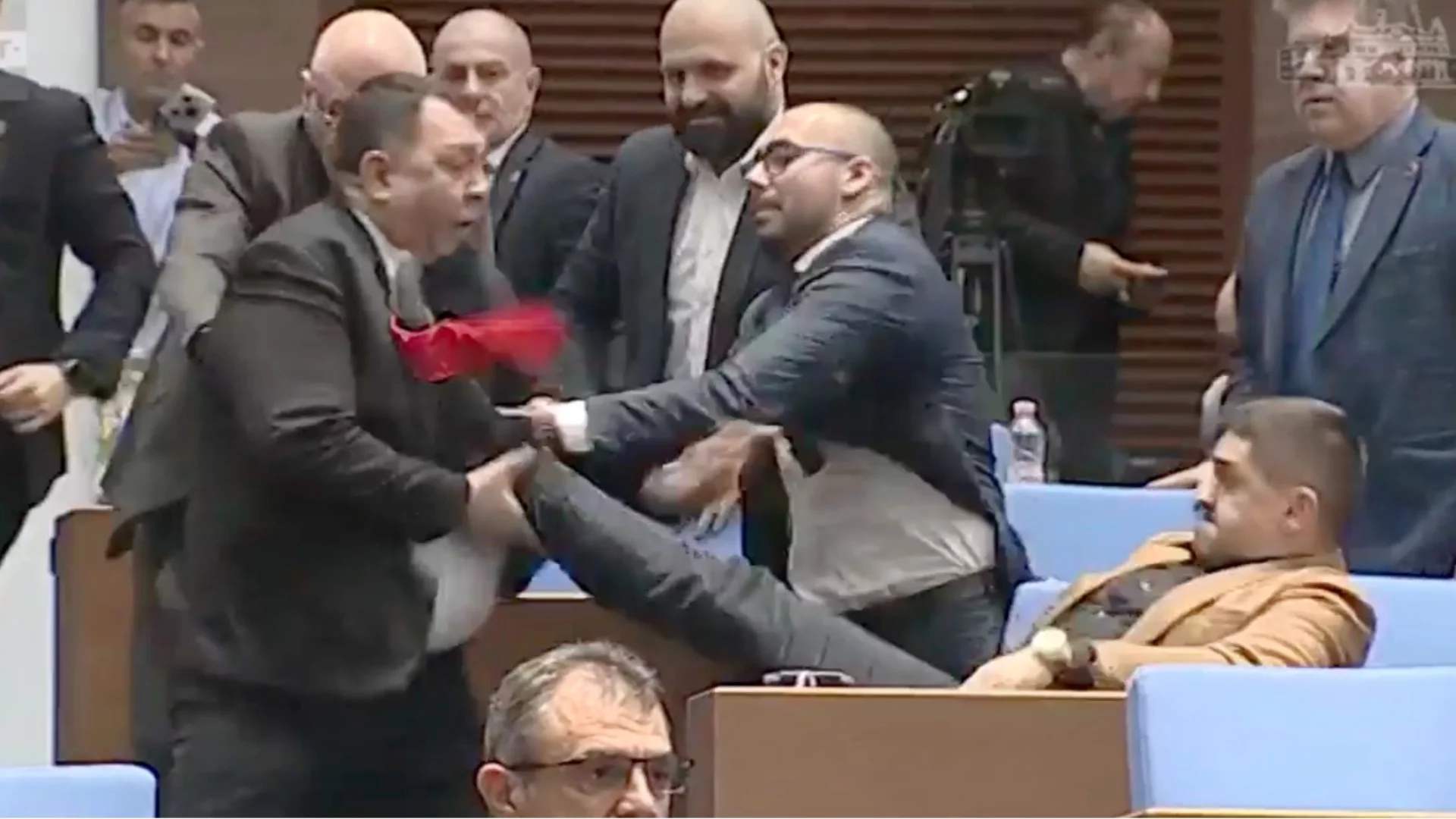 Бой в парламента: Радостин Василев и депутат от ДПС се ритат (ВИДЕО)