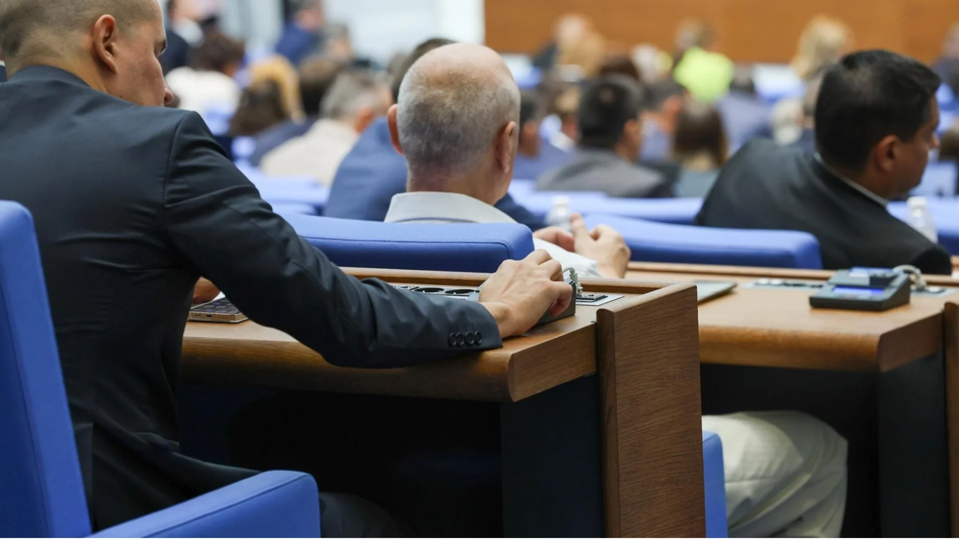 Обрат: Управляващите опитват да пробутат редовния бюджет за догодина